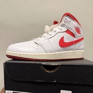 * Brand New*  7Y/8.5 W Jordan 1 Mide